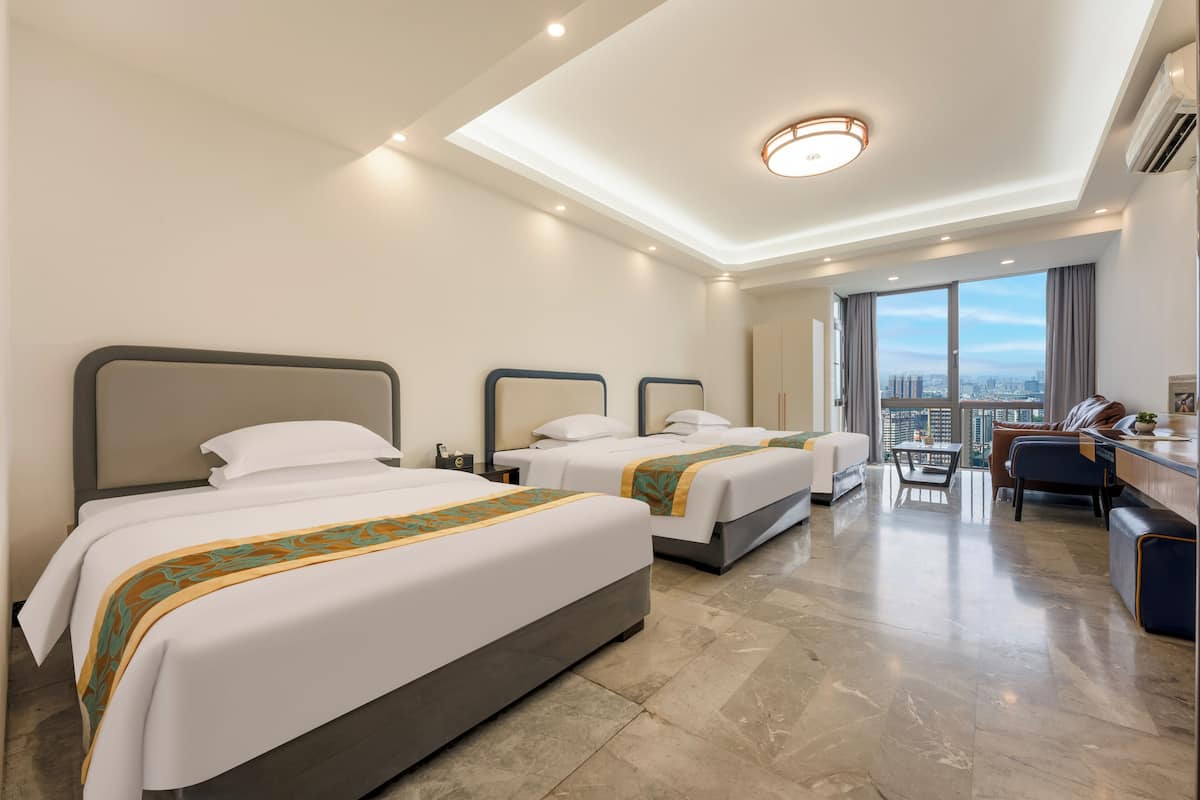 Quarto triplo sênior, várias camas, vista para a cidade | Cofres nos quartos, escrivaninha, espaço de trabalho para notebook