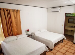 Standard-Vierbettzimmer | Zimmersafe, Schreibtisch, laptopgeeigneter Arbeitsplatz