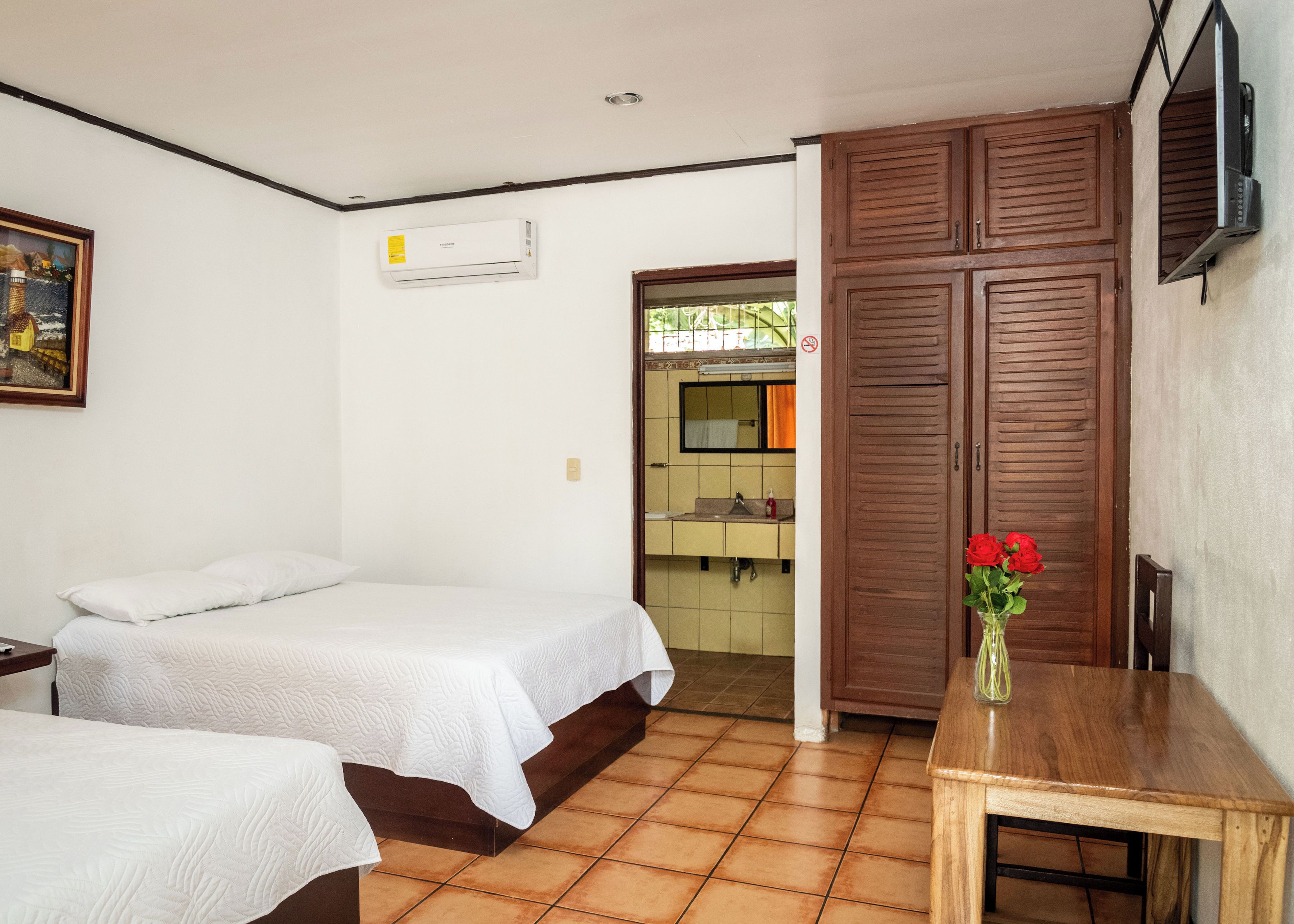 Zimmersafe, Schreibtisch, laptopgeeigneter Arbeitsplatz