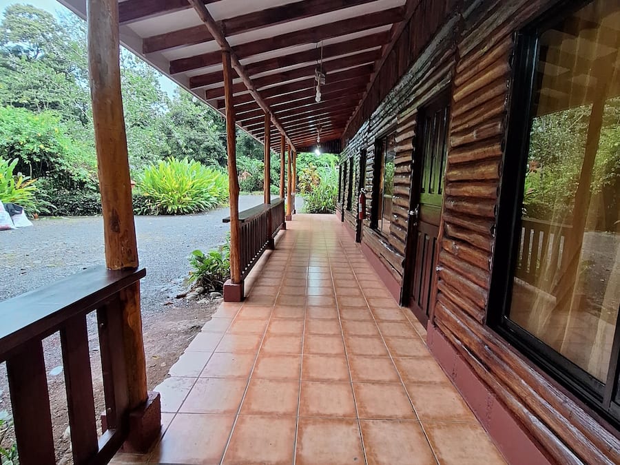 Cofres nos quartos, escrivaninha, espaço de trabalho para notebook