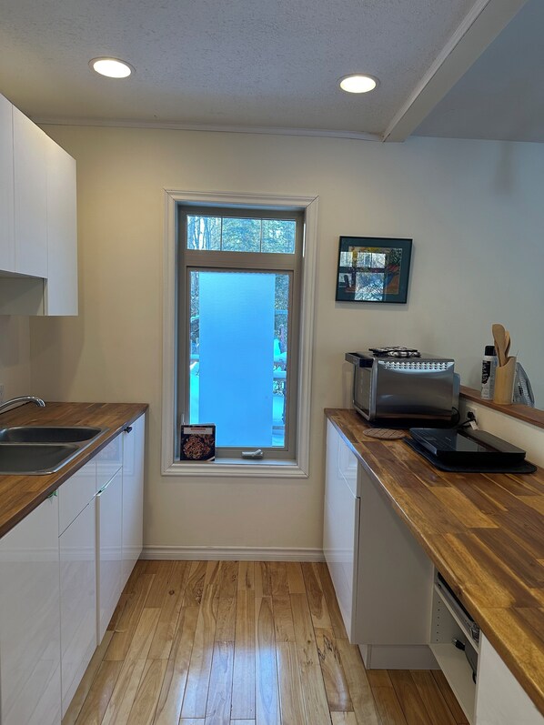 KĂŒhlschrank, Mikrowelle, Ofen, Herdplatte