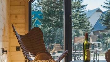 Hus Deluxe - utsikt mot trädgården | Vardagsrum | 42-tums LED-tv med satellitkanaler