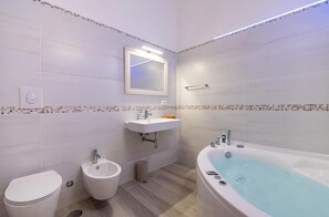 Whirlpool, Haartrockner, Bidet, Handtücher