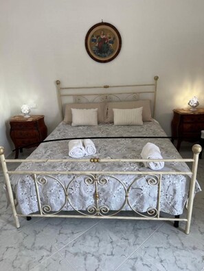 1 habitación, tabla de planchar con plancha, wifi gratis y ropa de cama 