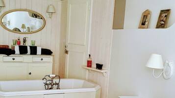 4 habitaciones, tabla de planchar con plancha, wifi y ropa de cama