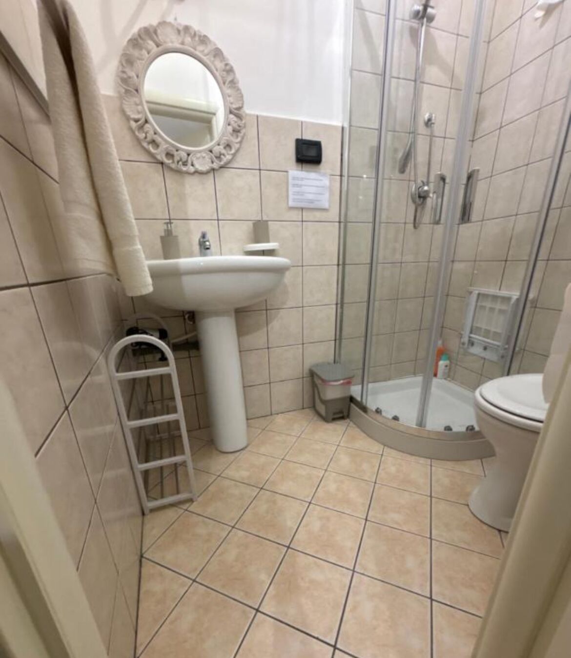 Chuveiro, secador de cabelo, toalhas de banho, sabonete