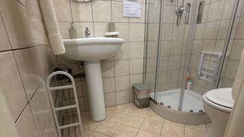 Doccia, asciugacapelli, asciugamani, sapone