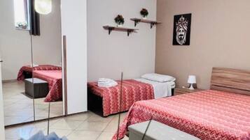 1 Schlafzimmer, Schreibtisch, Reisekinderbett, kostenloses WLAN