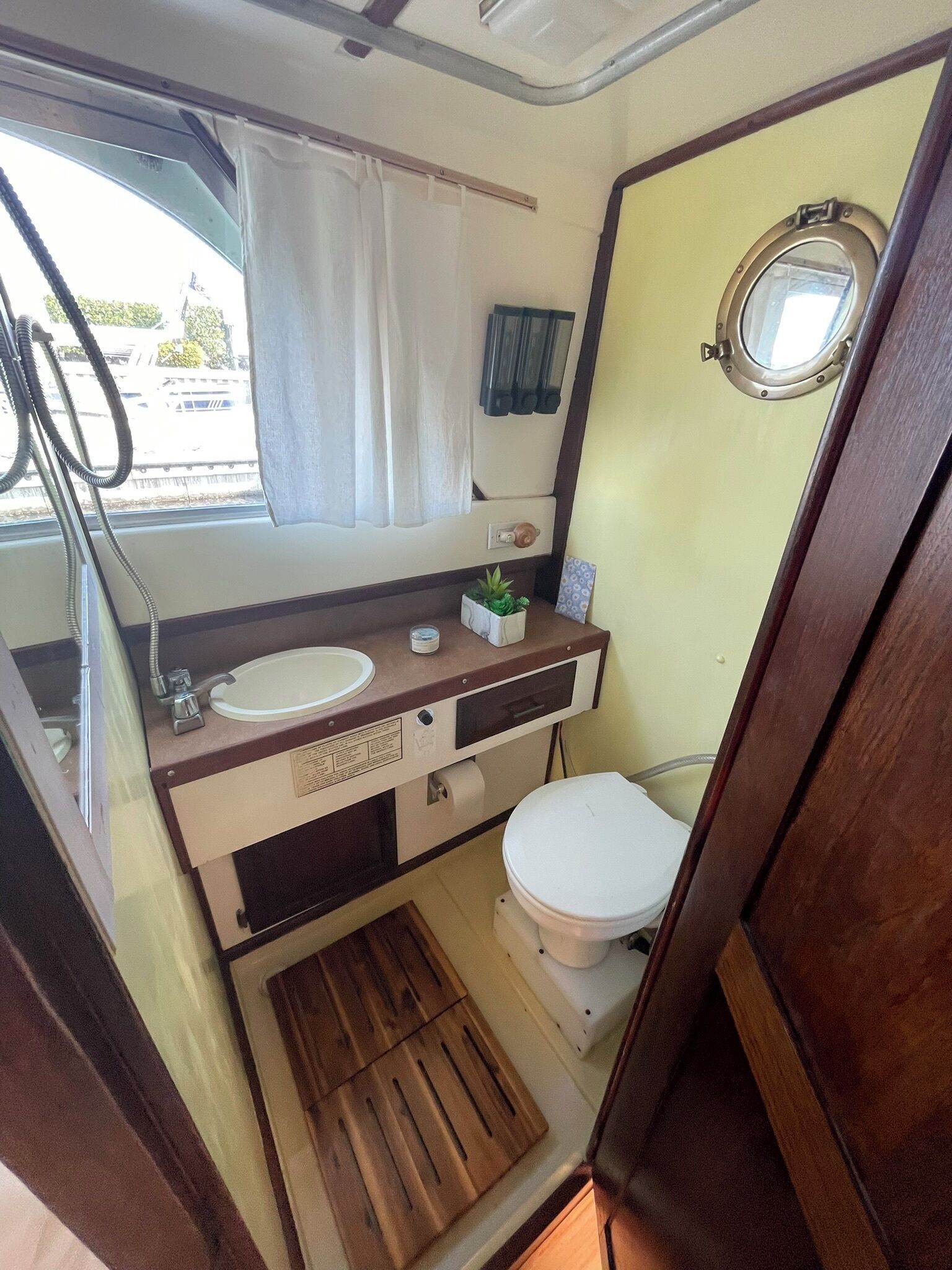 Hårføner, håndklær, såpe og toalettpapir