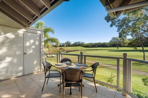 Outdoor dining - Wailea 2BR Condo-GC100. Golf Course View. Full AC. Walk to Shops & Beaches (Kihei)