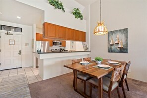 Dining - Wailea 2BR Condo-GC100. Golf Course View. Full AC. Walk to Shops & Beaches (Kihei)