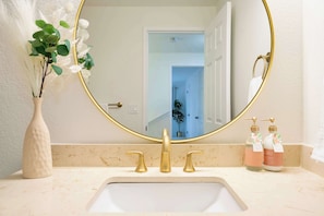 Casa (2 Bedrooms) | Baño | Toallas, jabón, champú y papel higiénico