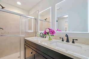 Luxury House (2 Bedrooms) | Bathroom | Free toiletries, towels, soap, shampoo - @ Marbella Lane - Luxury Townhome 14 Min to Lumen (Bellevue)