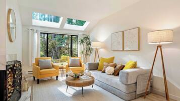 Luxury-Haus, Gartenblick (2 Bedrooms) | Wohnzimmer | 43-Zoll-Flachbildfernseher mit Kabelempfang, Kamin