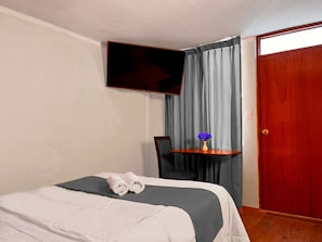 Quarto casal | Escrivaninha, espaço de trabalho para notebook, Wi-Fi de cortesia