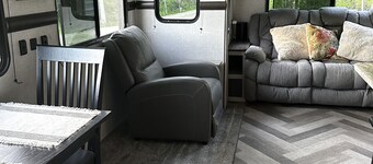 ATTENTION OUT OF TOWN WORKERS
Cozy RV in the countryside of Newton, Tx
