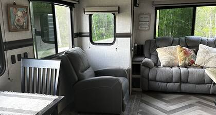 ATTENTION OUT OF TOWN WORKERS
Cozy RV in the countryside of Newton, Tx