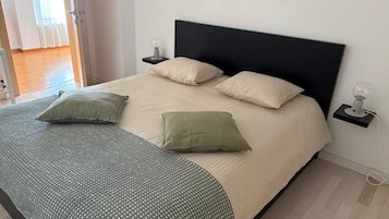 Căn hộ tiện nghi đơn giản, 2 phòng ngủ, hiên, quang cảnh núi | Màn/rèm cản sáng, bàn ủi/dụng cụ ủi quần áo