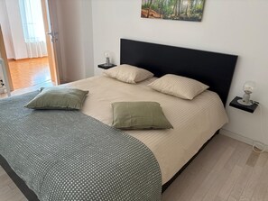 Comfort Apartment, 2 Bedrooms, Terrace, Mountain View | Blackout drapes, iron/ironing board, free WiFi