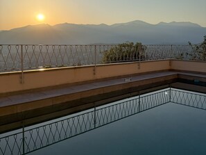 屋外プール、プール パラソル、サンラウンジャー