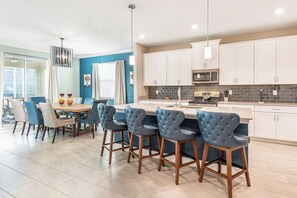 Private kitchen - Spacious 6-bedroom house in Orlando Resort (Orlando)