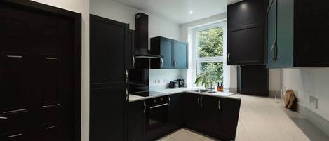 Køleskab, ovn, kogeplade, køkkentøj/tallerkener/redskaber