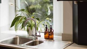 Geladeira, fogão, cooktop, talheres/pratos/utensílios de cozinha