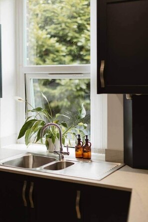 Refrigerador, horno, parrilla de estufa y utensilios de cocina 