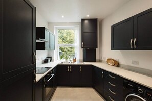 Refrigerador, horno, parrilla de estufa y utensilios de cocina 