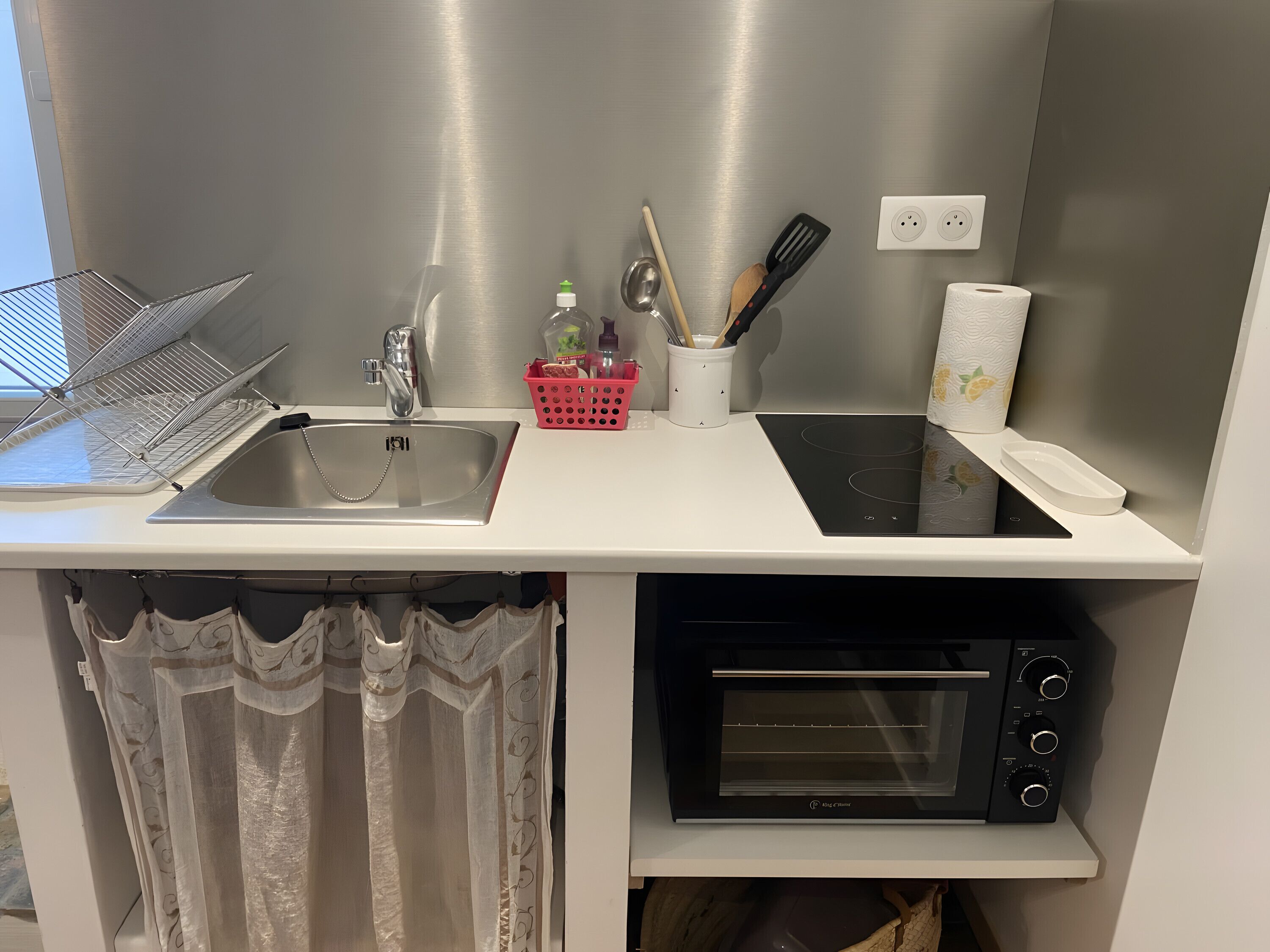 Frigorífico, microondas, horno y placa de cocina