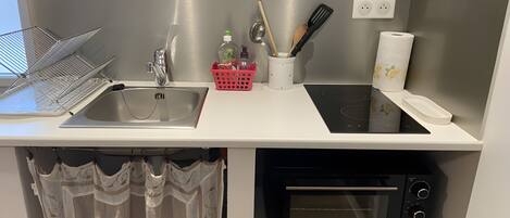 Køleskab, mikrobølgeovn, ovn, kogeplade