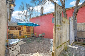Outdoor dining - Holiday Home 'Le Vieux Fournil' with Mountain View (Noyers-sur-Jabron)