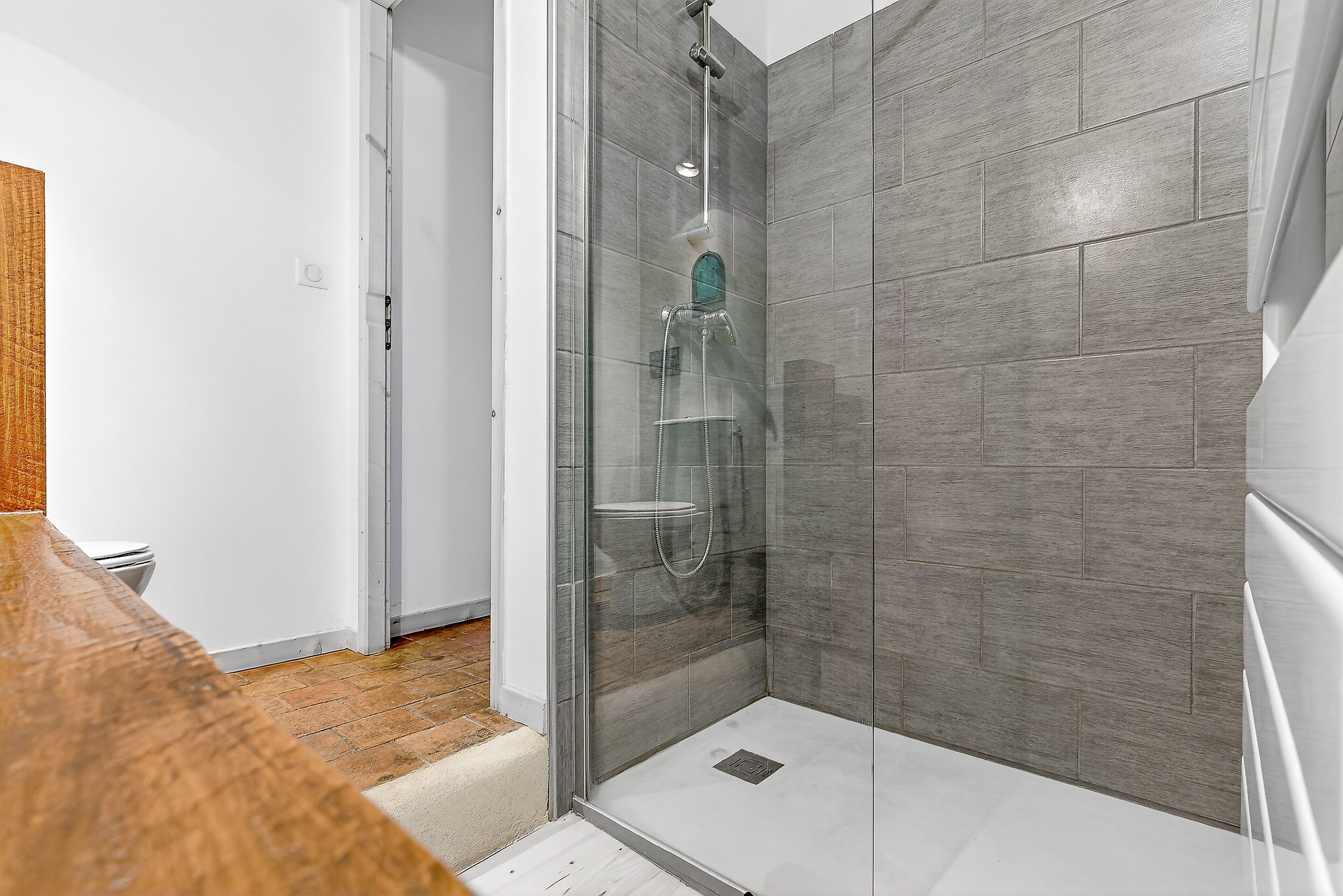 Een douche, een haardroger, handdoeken