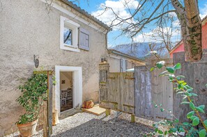 Exterior - Holiday Home 'Le Vieux Fournil' with Mountain View (Noyers-sur-Jabron)