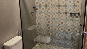 ベーシック シャレー | バスルーム | シャワー、ヘアドライヤー、タオル、トイレットペーパー