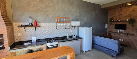 Chalet de base | Cuisine privée | Réfrigérateur grande capacité avec congélateur, four à micro-ondes