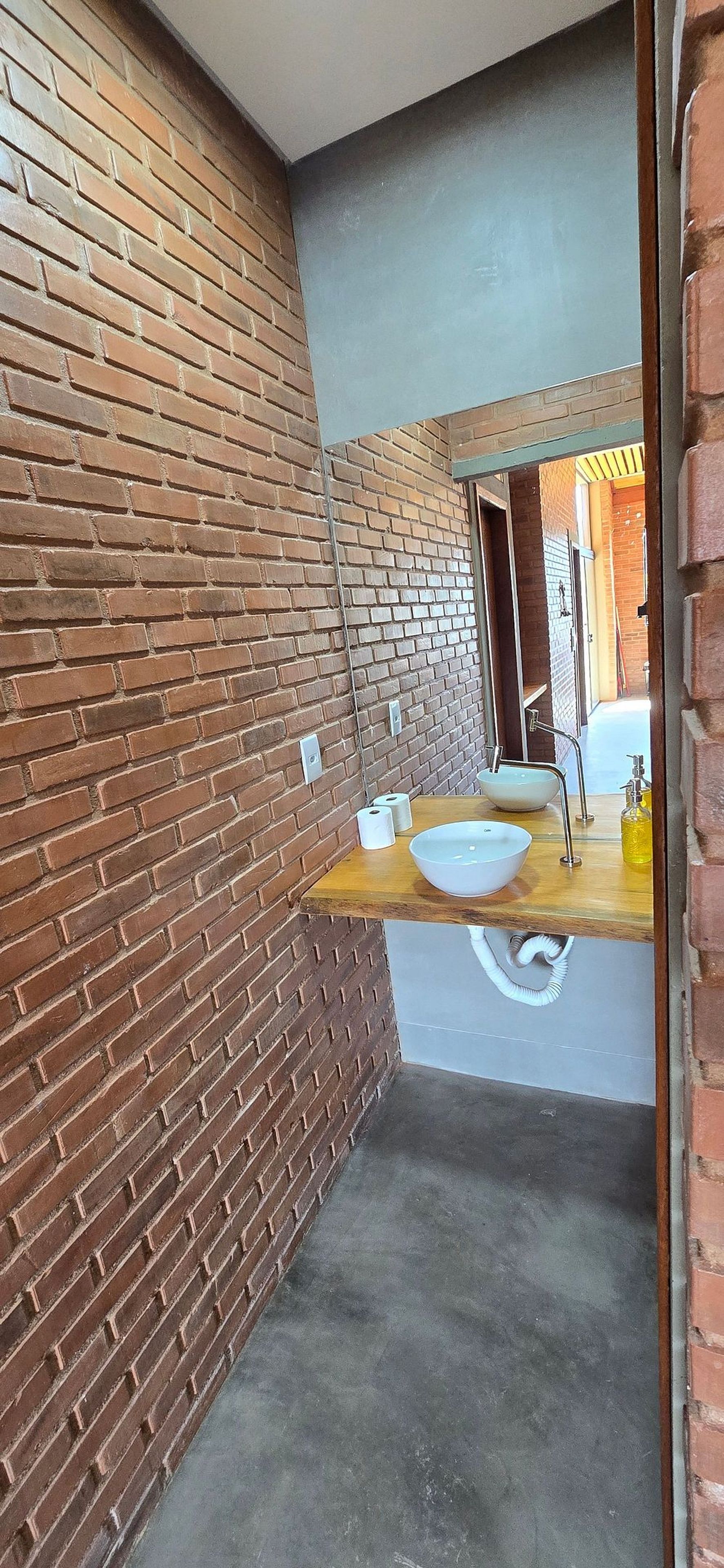 Chalet | Bathroom | Shower, hair dryer, towels, toilet paper