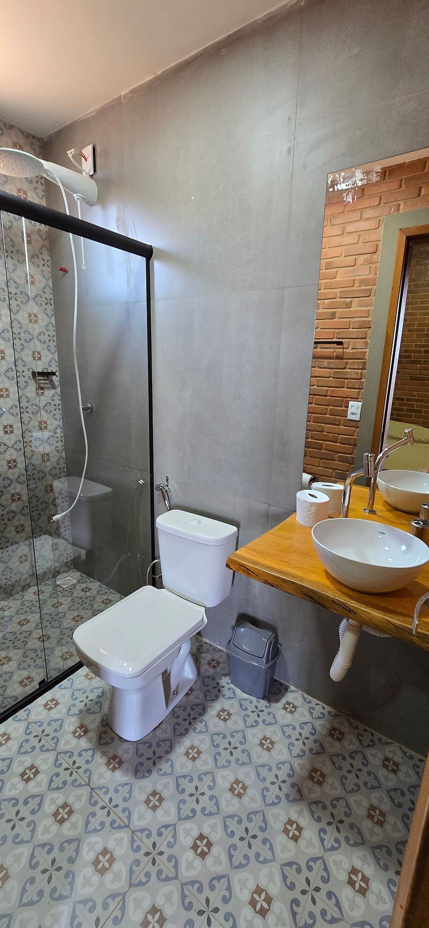 ベーシック シャレー | バスルーム | シャワー、ヘアドライヤー、タオル、トイレットペーパー