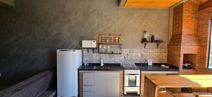 Refrigerador con freezer, microondas, horno, placa de cocina