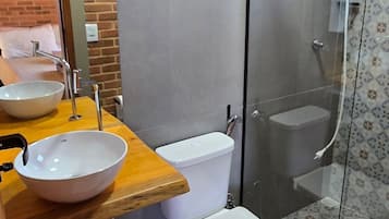 Basic-alpehytte | Badeværelse | Bruser, hårtørrer, håndklæder, Toiletpapir
