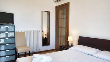 1 makuuhuone, silitysrauta/-lauta, vuodevaatteet