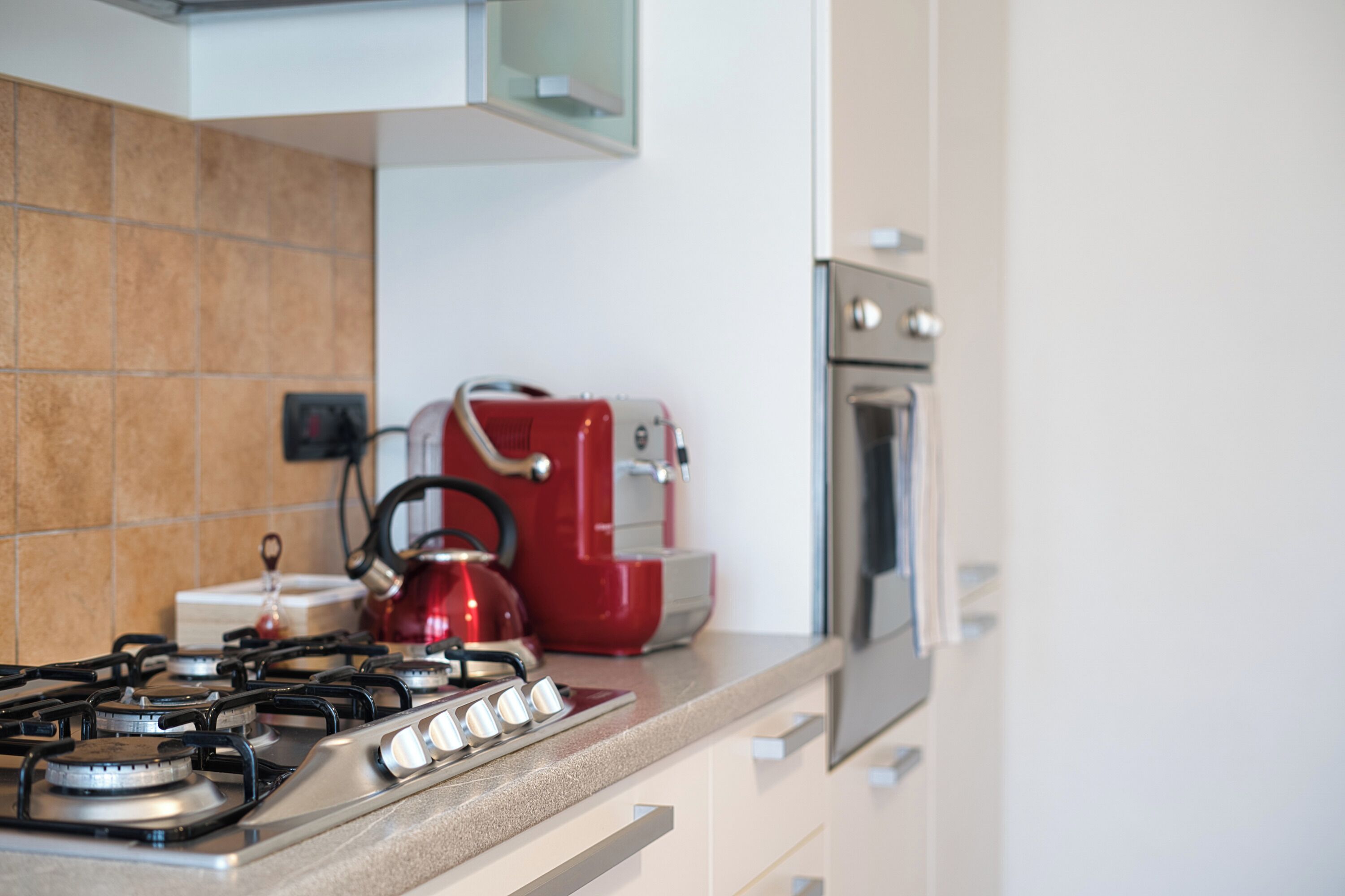 Jääkaappi, uuni, liesi, astianpesukone