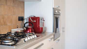 Jääkaappi, uuni, liesi, astianpesukone