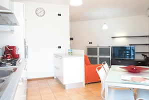 Fridge, oven, stovetop, dishwasher - Pusiano Lake - Living (Bosisio Parini)
