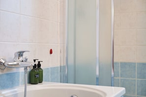 Douche, sĂšche-cheveux, bidet, serviettes fournies