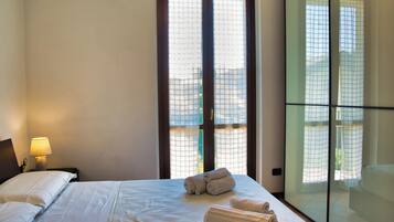 Tabla de planchar con plancha y ropa de cama