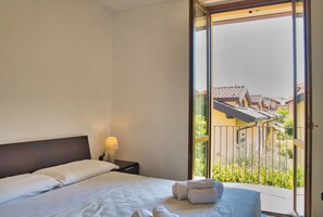 1 habitación, tabla de planchar con plancha y ropa de cama 