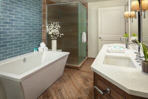 Haartrockner, Handtücher, Seife, Toilettenpapier