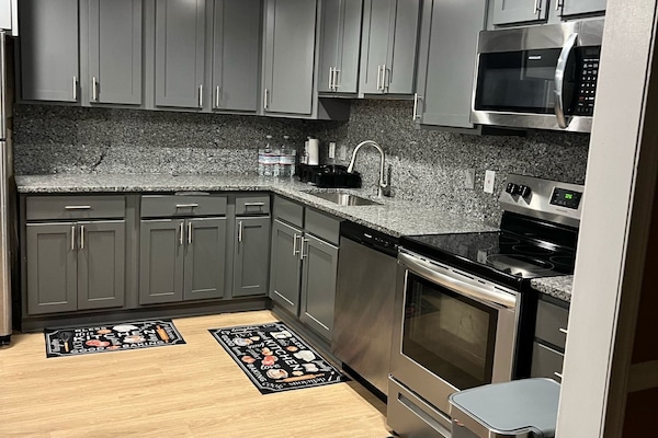 Microondas, horno, placa de cocina y lavavajillas