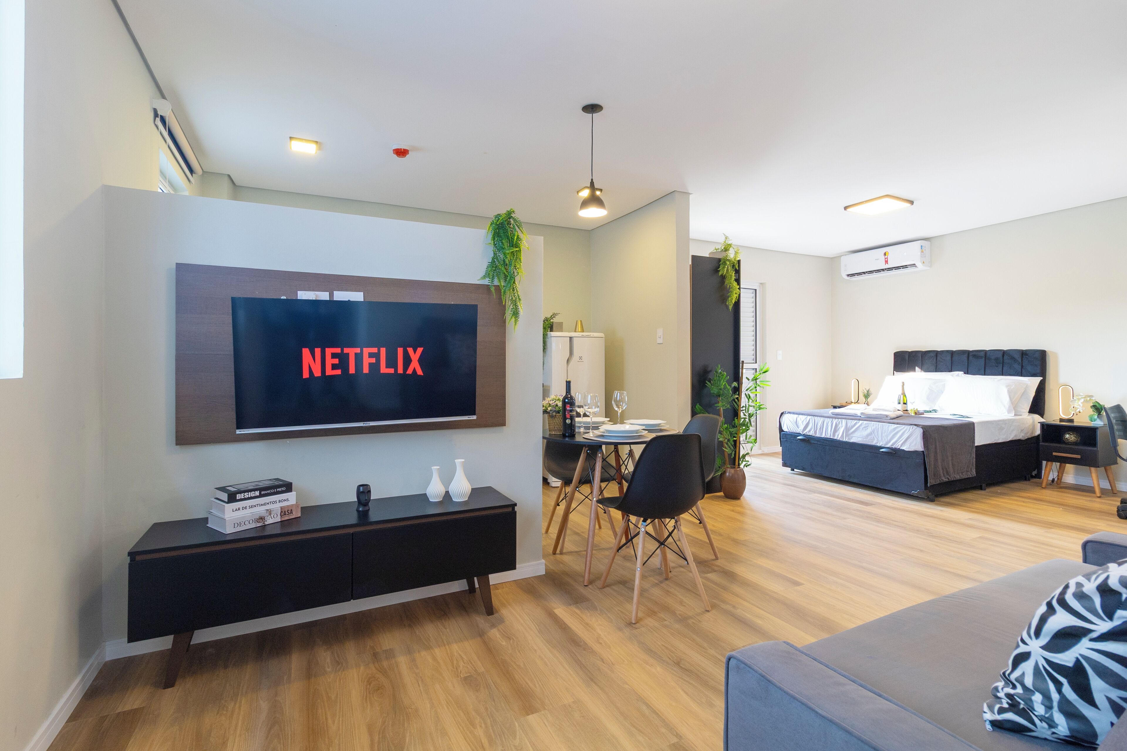 Apartamento | Área de estar | Smart TV 43 polegadas com canais digitais